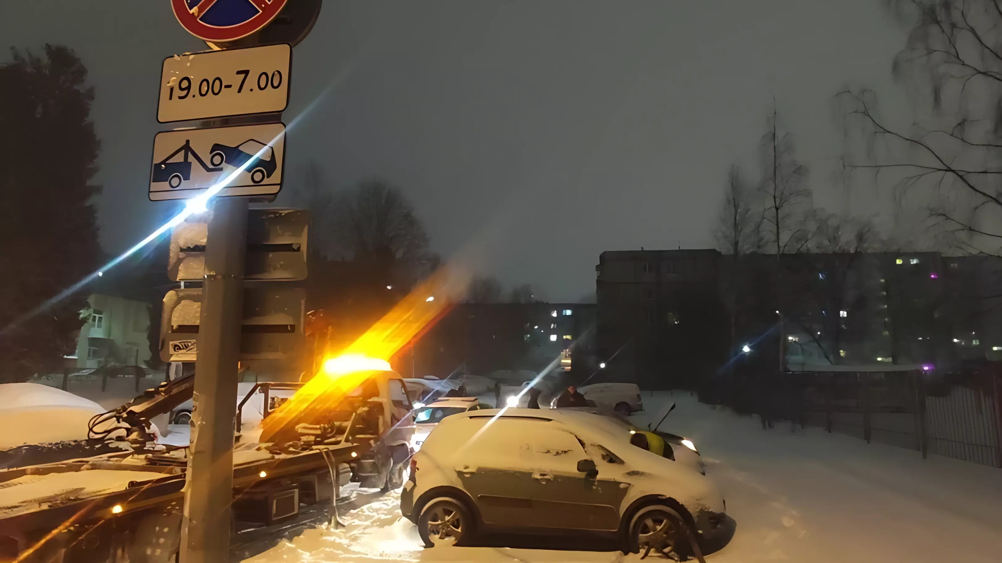 Автомобили массово эвакуировали ночью в крупном микрорайоне Петрозаводска