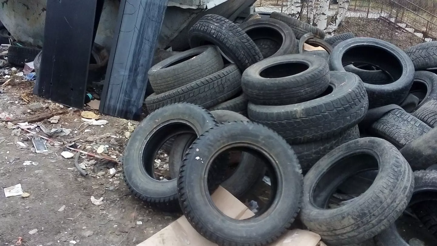 Площадку около дома в Петрозаводске завалили шинами и строительным мусором