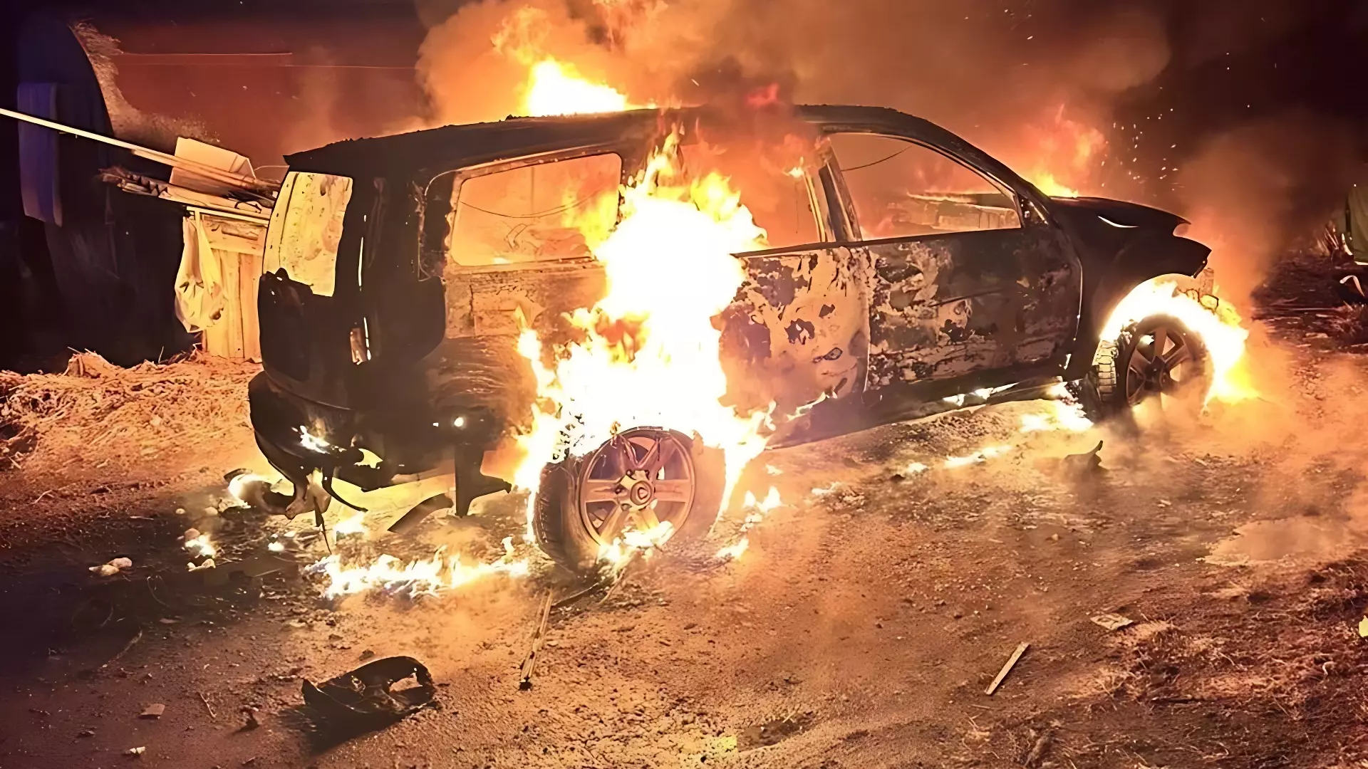 В поселке Карелии дотла сгорел автомобиль «Hover»