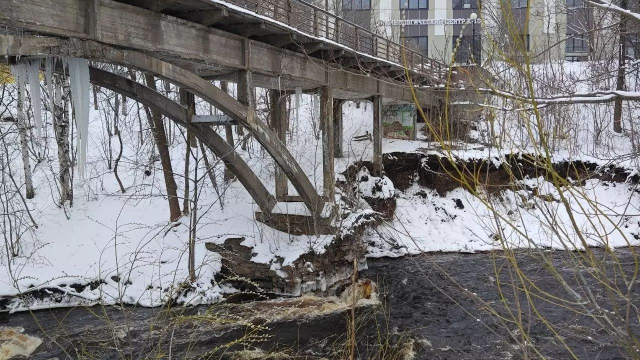 Петрозаводчане опасаются обрушения одного из мостов в центре города