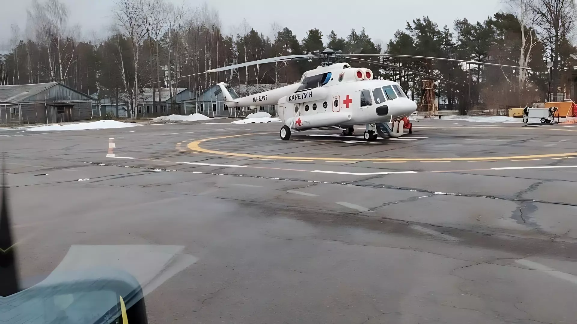 Беременную костомукшанку с кровотечением доставили в Петрозаводск на вертолете