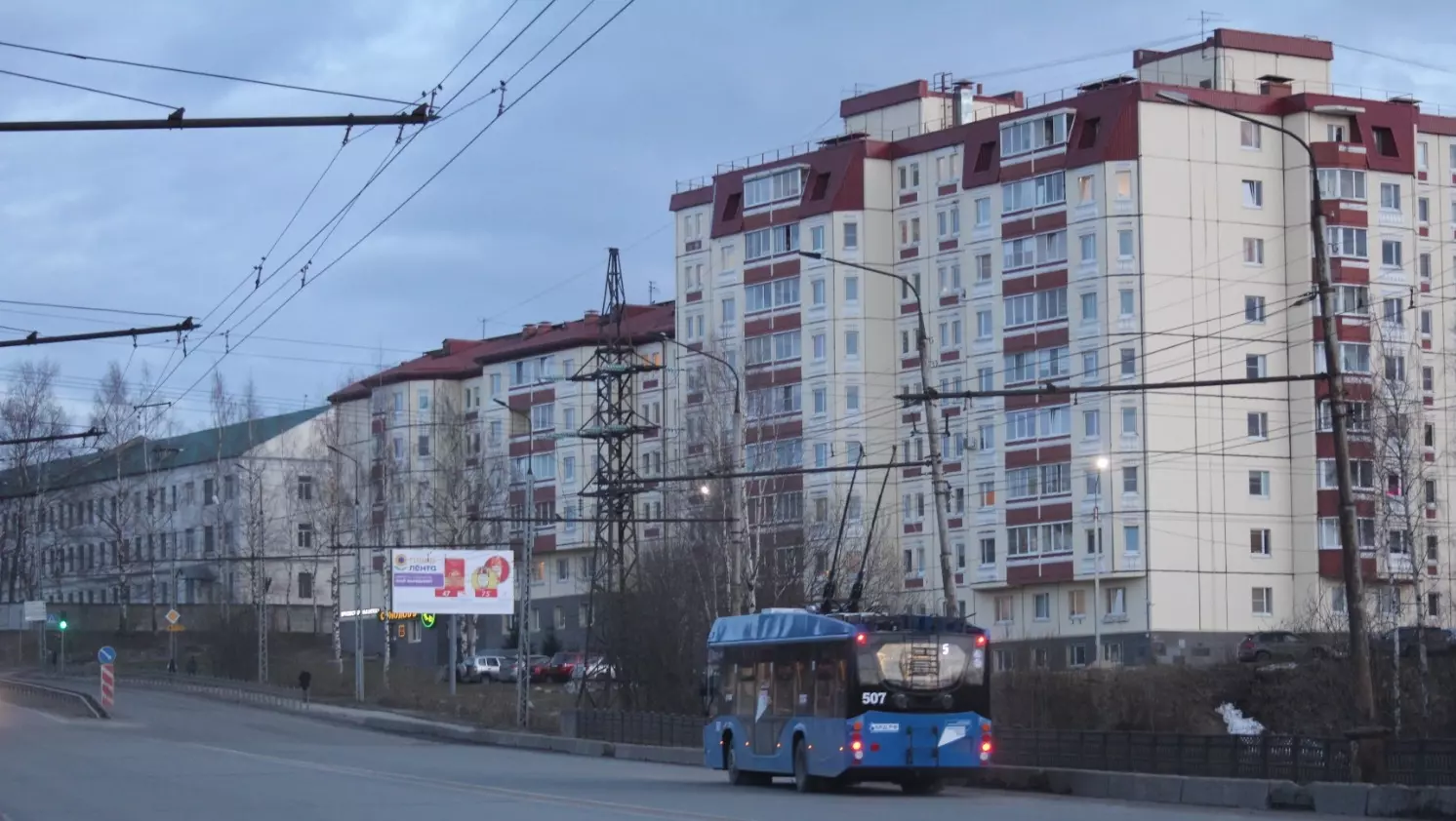 Троллейбус на Комсосмольском проспекте, апрель 2024