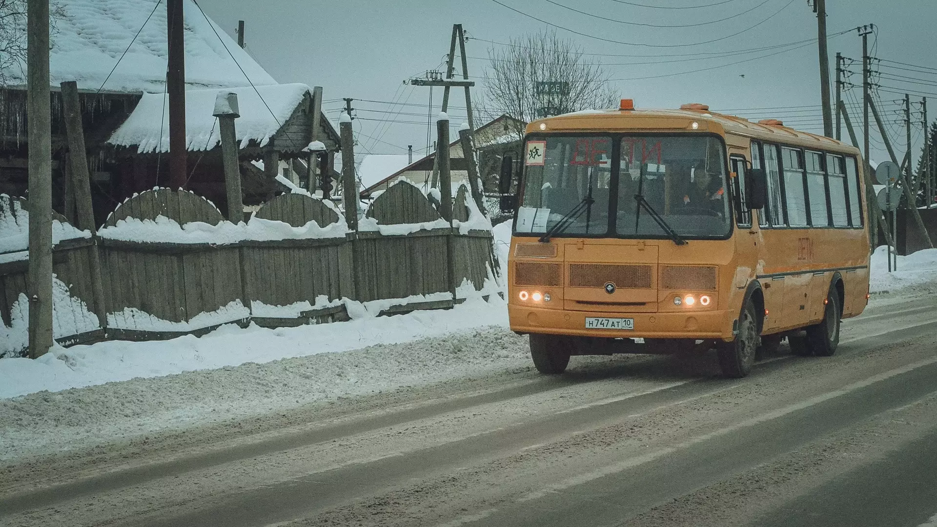 В Карелии школьный автобус с детьми застрял в снегу