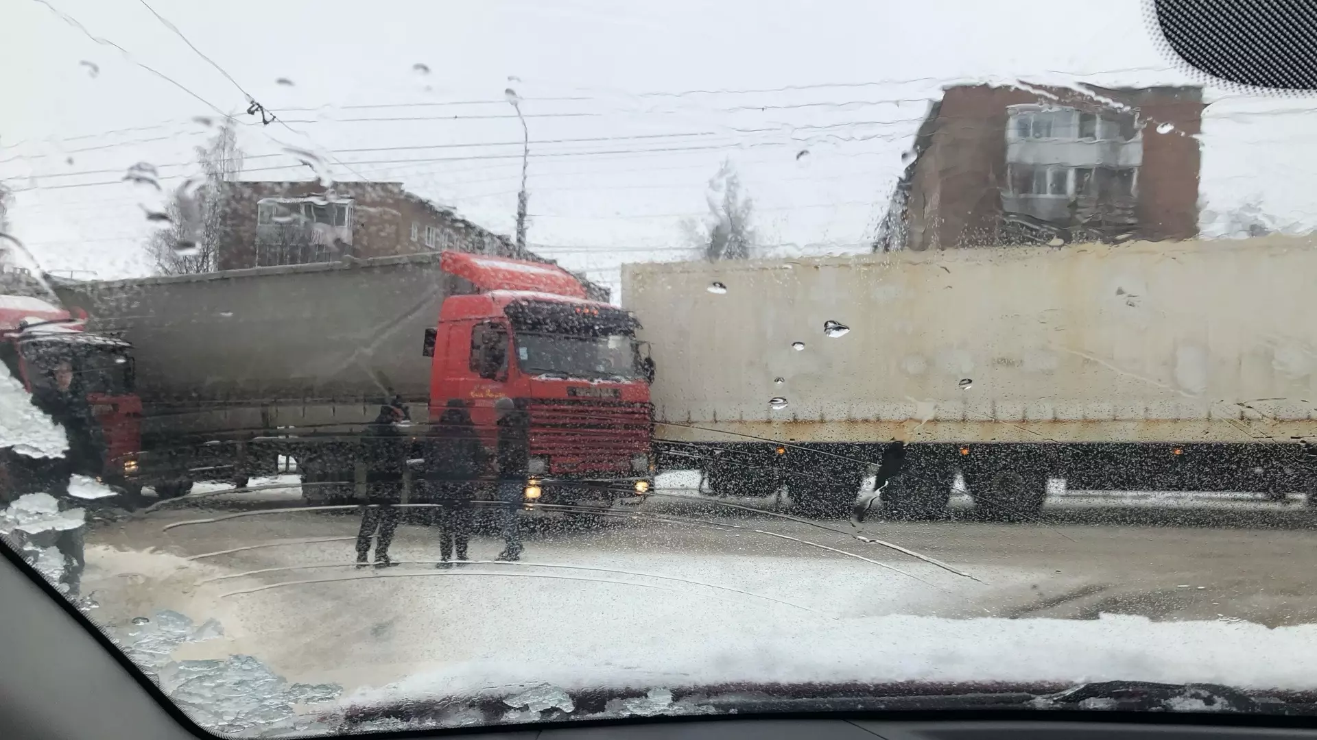 Три фуры столкнулись в Петрозаводске и перекрыли проезд