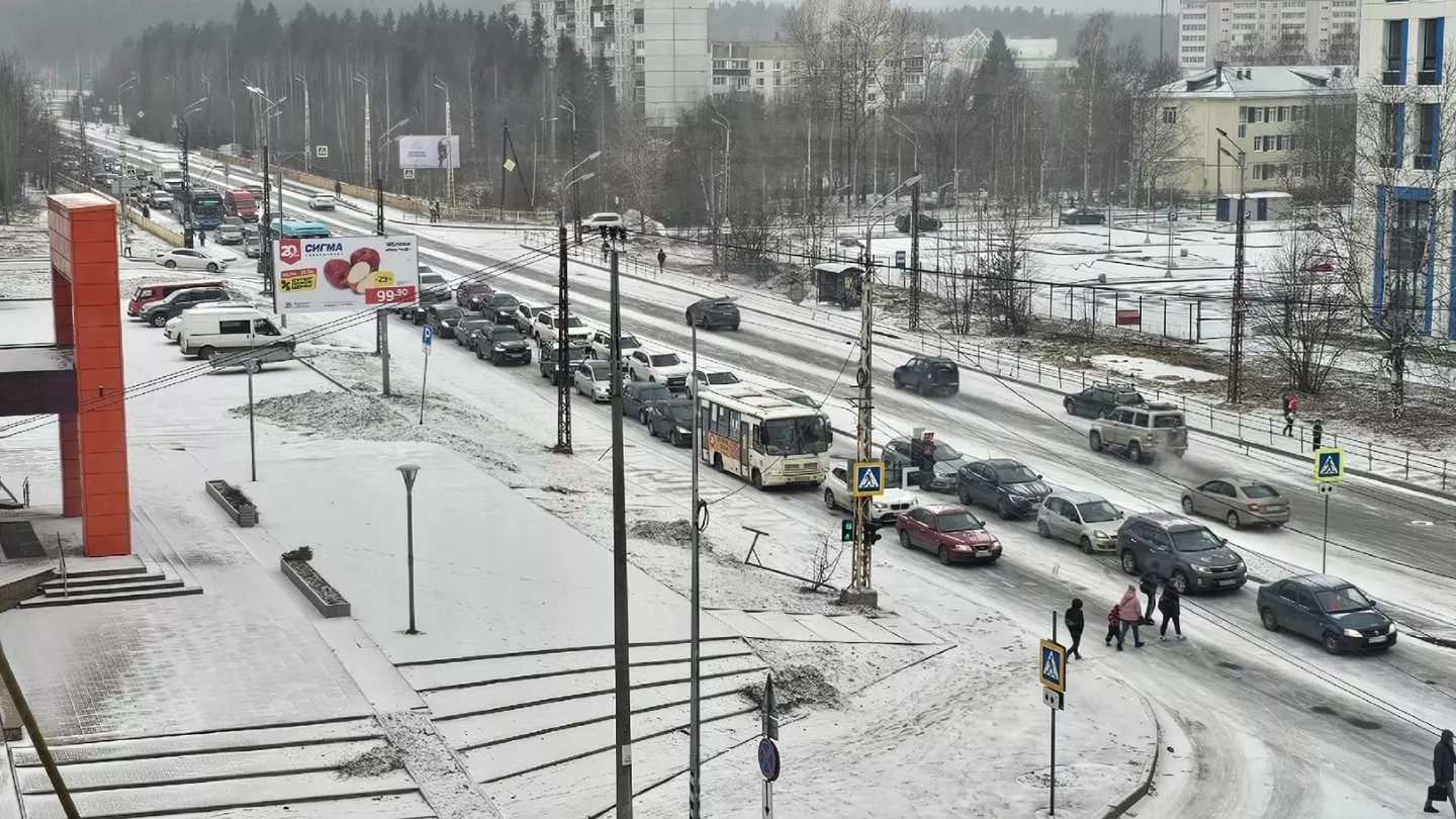 Огромная пробка образовалась на улице Чапаева в Петрозаводске